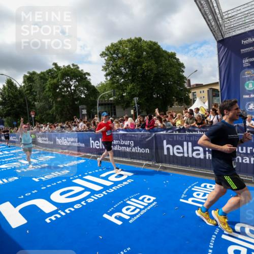 29.06.2025 - hella hamburg halbmarathon Zöllner http://msf.ph/oto/8405064 29.06.2025 10:40:15 Ziel 3547, 4381, 5007, 5409, 5410, 5508, 5803, 5916, 7495, 8465, 8933, 10968, 11731, 12704, 13667, 14699, 18614, 18979 meine-sportfotos.de