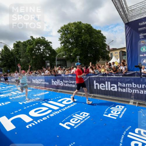 29.06.2025 - hella hamburg halbmarathon Zöllner http://msf.ph/oto/8405075 29.06.2025 10:40:15 Ziel 3547, 4381, 5007, 5409, 5410, 5508, 5803, 5916, 7495, 8465, 8933, 10968, 11731, 12704, 13667, 14699, 18614, 18979 meine-sportfotos.de