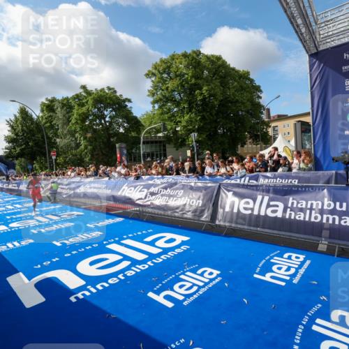 29.06.2025 - hella hamburg halbmarathon Zöllner http://msf.ph/oto/8405077 29.06.2025 10:03:58 Ziel 13 meine-sportfotos.de
