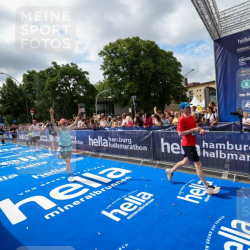 29.06.2025 - hella hamburg halbmarathon Zöllner http://msf.ph/oto/8405084 29.06.2025 10:40:16 Ziel 3547, 4381, 5007, 5409, 5410, 5508, 5803, 5916, 7495, 8465, 10968, 11731, 12704, 13667, 14699, 18614, 18979 meine-sportfotos.de
