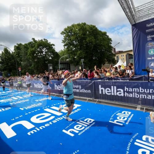 29.06.2025 - hella hamburg halbmarathon Zöllner http://msf.ph/oto/8405100 29.06.2025 10:40:16 Ziel 3547, 4381, 5007, 5409, 5410, 5508, 5803, 5916, 7495, 8465, 10968, 11731, 12704, 13667, 14699, 18614, 18979 meine-sportfotos.de