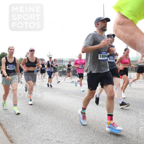 29.06.2025 - hella hamburg halbmarathon Lena Gebhardt http://msf.ph/oto/8405102 29.06.2025 10:41:13 Lombardsbrücke 4530, 1680, 14, 13168, 18844, 5549, 1075, 1317, 1536, 1542, 1731, 2229, 2258, 2299, 2805, 2858, 3121, 3344, 3432, 3532, 3533, 3623, 3694, 4234, 4412, 4415, 4530, 4610, 4638, 4774, 4775, 5086, 5225, 5549, 5688, 5689, 5753, 5928, 5942, 6088, 6098, 6250, 6289, 6474, 6793, 6842, 6894, 7022, 7023, 7293, 7661, 7821, 7829, 8053, 8054, 8293, 8385, 8429, 8430, 8586, 8751, 8769, 8878, 8992, 9009, 9237, 9962, 10181, 10269, 10348, 10407, 10483, 10644, 10835, 11053, 11166 meine-sportfotos.de