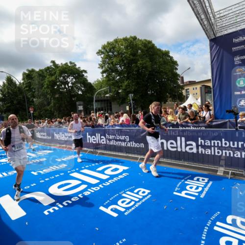 29.06.2025 - hella hamburg halbmarathon Zöllner http://msf.ph/oto/8405107 29.06.2025 10:40:17 Ziel 3547, 4381, 5007, 5409, 5410, 5508, 5803, 5916, 7495, 8465, 10968, 11731, 12704, 13667, 14699, 18614, 18979 meine-sportfotos.de
