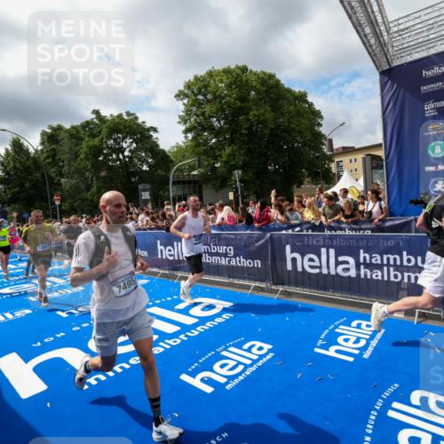 29.06.2025 - hella hamburg halbmarathon Zöllner http://msf.ph/oto/8405123 29.06.2025 10:40:18 Ziel 3547, 4381, 5409, 5410, 5803, 5916, 7495, 8465, 10968, 11731, 12704, 13667, 14699, 18614, 18979 meine-sportfotos.de