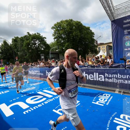 29.06.2025 - hella hamburg halbmarathon Zöllner http://msf.ph/oto/8405131 29.06.2025 10:40:18 Ziel 3547, 4381, 5409, 5410, 5803, 5916, 7495, 8465, 10968, 11731, 12704, 13667, 14699, 18614, 18979 meine-sportfotos.de