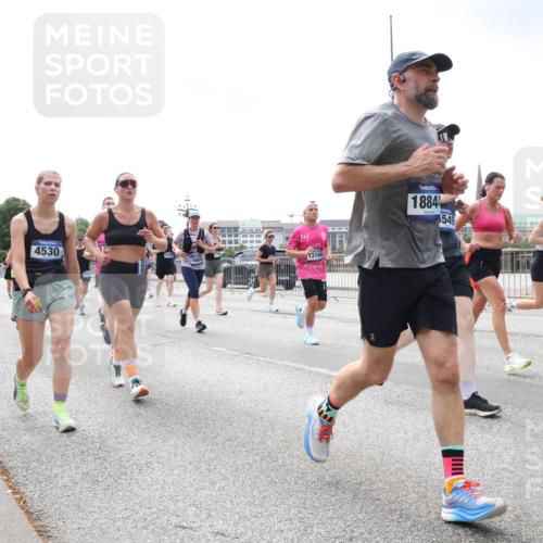 29.06.2025 - hella hamburg halbmarathon Lena Gebhardt http://msf.ph/oto/8405134 29.06.2025 10:41:13 Lombardsbrücke 4530, 1775, 16802, 13168, 1884, 3549, 1075, 1317, 1536, 1542, 1731, 2229, 2258, 2299, 2805, 2858, 3121, 3344, 3432, 3532, 3533, 3623, 3694, 4234, 4412, 4415, 4530, 4610, 4638, 4774, 4775, 5086, 5225, 5549, 5688, 5689, 5753, 5928, 5942, 6088, 6098, 6250, 6289, 6474, 6793, 6842, 6894, 7022, 7023, 7293, 7661, 7821, 7829, 8053, 8054, 8293, 8385, 8429, 8430, 8586, 8751, 8769, 8878, 8992, 9009, 9237, 9962, 10181, 10269, 10348, 10407, 10483, 10644, 10835, 11053, 11166 meine-sportfotos.de