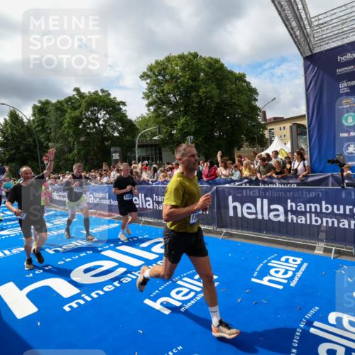 29.06.2025 - hella hamburg halbmarathon Zöllner http://msf.ph/oto/8405136 29.06.2025 10:40:19 Ziel 3547, 4381, 5409, 5410, 5803, 8465, 10968, 11731, 12704, 13667, 14699, 18614, 18979 meine-sportfotos.de