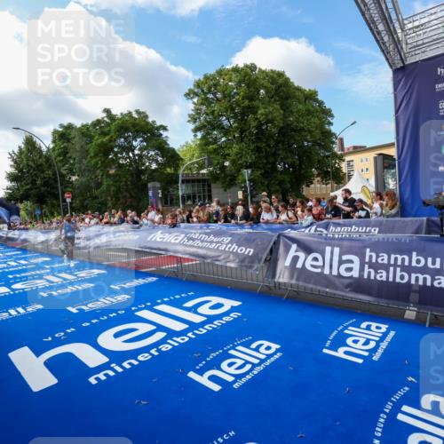 29.06.2025 - hella hamburg halbmarathon Zöllner http://msf.ph/oto/8405156 29.06.2025 10:04:11 Ziel 15 meine-sportfotos.de
