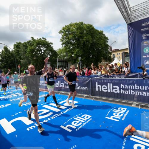 29.06.2025 - hella hamburg halbmarathon Zöllner http://msf.ph/oto/8405157 29.06.2025 10:40:19 Ziel 3547, 4381, 5409, 5410, 5803, 8465, 10968, 11731, 12704, 13667, 14699, 18614, 18979 meine-sportfotos.de