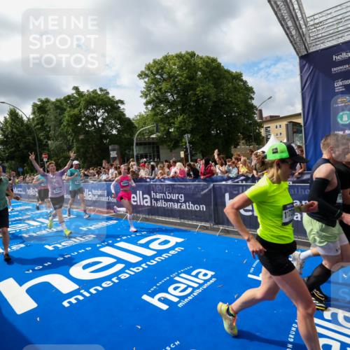 29.06.2025 - hella hamburg halbmarathon Zöllner http://msf.ph/oto/8405184 29.06.2025 10:40:20 Ziel 3547, 5409, 5410, 5803, 8465, 10968, 11731, 12704, 13667, 14699, 18614, 18979 meine-sportfotos.de