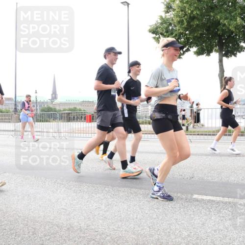 29.06.2025 - hella hamburg halbmarathon Lena Gebhardt http://msf.ph/oto/8405185 29.06.2025 10:50:19 Lombardsbrücke 1481, 14505, 1, 2212, 120, 1259, 1487, 1511, 1828, 2047, 2212, 3203, 3680, 3701, 3710, 3805, 3897, 4090, 4168, 4870, 4961, 5119, 5131, 5749, 5751, 5997, 6680, 6830, 7505, 7677, 7721, 7722, 7755, 8254, 8299, 8834, 9015, 9605, 9940, 10060, 10286, 10617, 10683, 10744, 11030, 11426, 11696, 11716, 11760, 12079, 13127, 13128, 13309, 13381, 13744, 13846, 13887, 14102, 14144, 14505, 14545, 14591, 14940, 15017, 15230, 15626 meine-sportfotos.de
