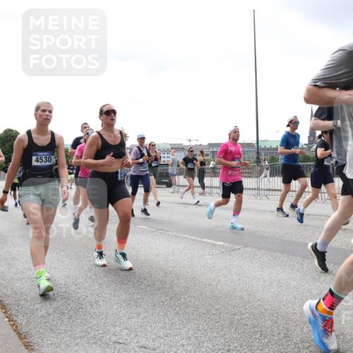 29.06.2025 - hella hamburg halbmarathon Lena Gebhardt http://msf.ph/oto/8405187 29.06.2025 10:41:13 Lombardsbrücke 4530, 1680, 102, 18844, 1075, 1317, 1536, 1542, 1731, 2229, 2258, 2299, 2805, 2858, 3121, 3344, 3432, 3532, 3533, 3623, 3694, 4234, 4412, 4415, 4530, 4610, 4638, 4774, 4775, 5086, 5225, 5549, 5688, 5689, 5753, 5928, 5942, 6088, 6098, 6250, 6289, 6474, 6793, 6842, 6894, 7022, 7023, 7293, 7661, 7821, 7829, 8053, 8054, 8293, 8385, 8429, 8430, 8586, 8751, 8769, 8878, 8992, 9009, 9237, 9962, 10181, 10269, 10348, 10407, 10483, 10644, 10835, 11053, 11166 meine-sportfotos.de
