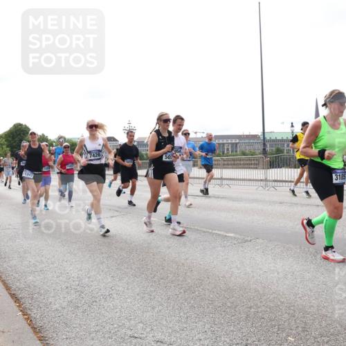 29.06.2025 - hella hamburg halbmarathon Lena Gebhardt http://msf.ph/oto/8405191 29.06.2025 10:24:15 Lombardsbrücke 11347, 14439, 14433, 7426, 14824, 503, 5954, 3185, 4684, 1005, 1009, 1064, 1389, 1444, 1545, 2132, 2477, 2489, 3013, 3185, 3285, 3579, 3786, 4122, 4162, 4464, 4597, 4684, 4719, 4990, 4993, 5039, 5055, 5258, 5260, 5358, 5661, 5954, 6478, 6524, 6526, 7013, 7426, 7528, 7920, 7975, 8141, 8149, 8167, 8187, 8297, 8502, 8717, 9063, 9217, 9603, 11044, 11306, 11347, 11415, 11454, 12210, 13149, 13380, 13573, 13638, 13711, 14143 meine-sportfotos.de