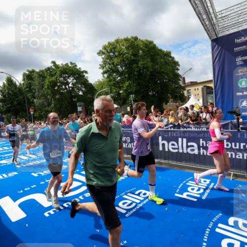 29.06.2025 - hella hamburg halbmarathon Zöllner http://msf.ph/oto/8405193 29.06.2025 10:40:21 Ziel 3547, 5410, 5803, 8370, 8465, 10968, 11731, 12704, 14699, 18614 meine-sportfotos.de