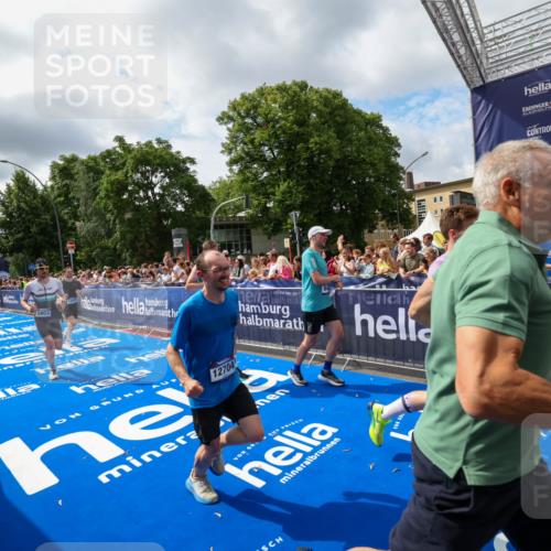 29.06.2025 - hella hamburg halbmarathon Zöllner http://msf.ph/oto/8405200 29.06.2025 10:40:21 Ziel 3547, 5410, 5803, 8370, 8465, 10968, 11731, 12704, 14699, 18614 meine-sportfotos.de
