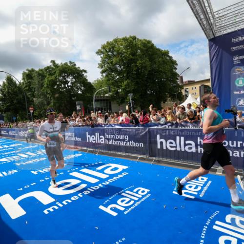 29.06.2025 - hella hamburg halbmarathon Zöllner http://msf.ph/oto/8405203 29.06.2025 10:40:22 Ziel 5410, 5803, 8370, 8465, 12704, 14699, 17916, 18614 meine-sportfotos.de