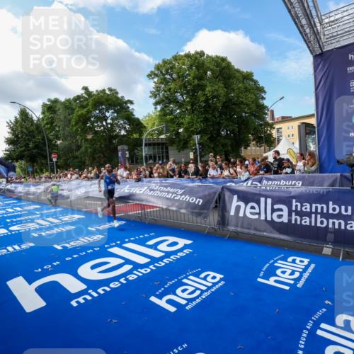 29.06.2025 - hella hamburg halbmarathon Zöllner http://msf.ph/oto/8405209 29.06.2025 10:04:12 Ziel 15 meine-sportfotos.de
