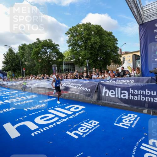29.06.2025 - hella hamburg halbmarathon Zöllner http://msf.ph/oto/8405212 29.06.2025 10:04:12 Ziel 15 meine-sportfotos.de