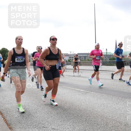 29.06.2025 - hella hamburg halbmarathon Lena Gebhardt http://msf.ph/oto/8405218 29.06.2025 10:41:13 Lombardsbrücke 14, 4530, 4775, 13168, 10269, 554, 1075, 1317, 1536, 1542, 1731, 2229, 2258, 2299, 2805, 2858, 3121, 3344, 3432, 3532, 3533, 3623, 3694, 4234, 4412, 4415, 4530, 4610, 4638, 4774, 4775, 5086, 5225, 5549, 5688, 5689, 5753, 5928, 5942, 6088, 6098, 6250, 6289, 6474, 6793, 6842, 6894, 7022, 7023, 7293, 7661, 7821, 7829, 8053, 8054, 8293, 8385, 8429, 8430, 8586, 8751, 8769, 8878, 8992, 9009, 9237, 9962, 10181, 10269, 10348, 10407, 10483, 10644, 10835, 11053, 11166 meine-sportfotos.de