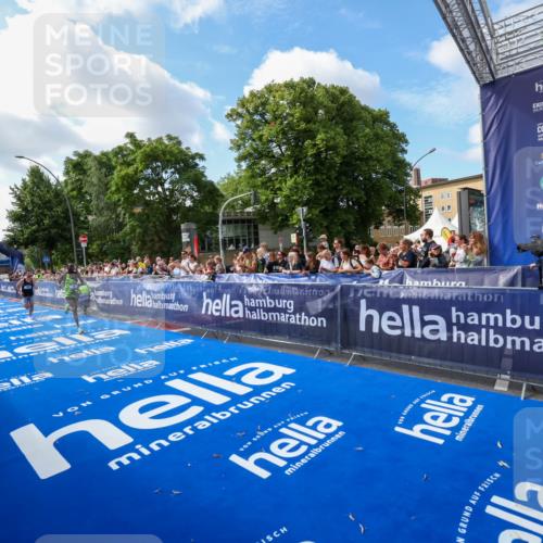 29.06.2025 - hella hamburg halbmarathon Zöllner http://msf.ph/oto/8405227 29.06.2025 10:04:26 Ziel 8, 20, 59 meine-sportfotos.de