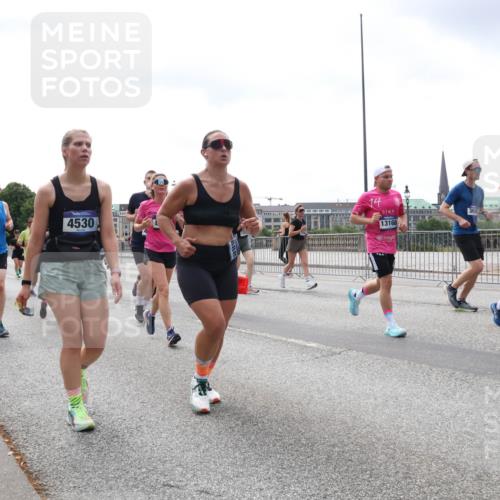 29.06.2025 - hella hamburg halbmarathon Lena Gebhardt http://msf.ph/oto/8405246 29.06.2025 10:41:13 Lombardsbrücke 4775, 5953, 4530, 13168, 369, 10269, 1075, 1317, 1536, 1542, 1731, 2229, 2258, 2299, 2805, 2858, 3121, 3344, 3432, 3532, 3533, 3623, 3694, 4234, 4412, 4415, 4530, 4610, 4638, 4774, 4775, 5086, 5225, 5549, 5688, 5689, 5753, 5928, 5942, 6088, 6098, 6250, 6289, 6474, 6793, 6842, 6894, 7022, 7023, 7293, 7661, 7821, 7829, 8053, 8054, 8293, 8385, 8429, 8430, 8586, 8751, 8769, 8878, 8992, 9009, 9237, 9962, 10181, 10269, 10348, 10407, 10483, 10644, 10835, 11053, 11166 meine-sportfotos.de