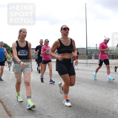 29.06.2025 - hella hamburg halbmarathon Lena Gebhardt http://msf.ph/oto/8405283 29.06.2025 10:41:14 Lombardsbrücke 4775, 1731, 4530, 40, 870, 13168, 3694, 102, 1317, 1536, 1542, 1731, 2229, 2258, 2299, 2805, 2858, 3344, 3432, 3532, 3533, 3623, 3694, 4234, 4412, 4415, 4530, 4610, 4638, 4774, 4775, 5086, 5225, 5549, 5688, 5689, 5753, 5928, 5942, 6088, 6098, 6250, 6289, 6474, 6793, 6842, 6894, 7022, 7023, 7293, 7661, 7821, 7829, 8053, 8054, 8293, 8385, 8429, 8430, 8586, 8751, 8769, 8878, 8992, 9009, 9237, 9962, 10181, 10269, 10348, 10407, 10483, 10644, 10835, 11053, 11166 meine-sportfotos.de