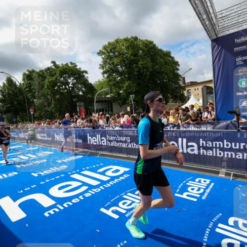 29.06.2025 - hella hamburg halbmarathon Zöllner http://msf.ph/oto/8405285 29.06.2025 10:40:29 Ziel 6649, 8370, 8966, 10978, 14924, 15247, 17245, 17916 meine-sportfotos.de