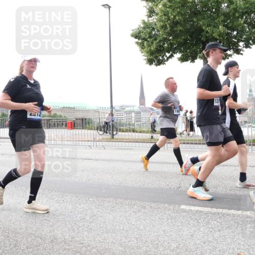 29.06.2025 - hella hamburg halbmarathon Lena Gebhardt http://msf.ph/oto/8405290 29.06.2025 10:50:20 Lombardsbrücke 1905, 120, 1259, 1487, 1511, 1828, 2047, 3203, 3680, 3701, 3710, 3805, 3897, 4090, 4168, 4870, 4961, 5119, 5131, 5749, 5751, 5997, 6680, 6830, 7505, 7677, 7721, 7722, 7755, 8254, 8299, 8834, 9015, 9605, 9940, 10060, 10286, 10617, 10683, 10744, 11030, 11426, 11696, 11716, 11760, 12079, 13127, 13128, 13309, 13381, 13744, 13846, 13887, 14102, 14144, 14505, 14591, 14940, 15017, 15230, 15626 meine-sportfotos.de