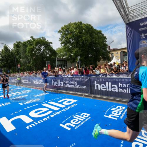 29.06.2025 - hella hamburg halbmarathon Zöllner http://msf.ph/oto/8405297 29.06.2025 10:40:29 Ziel 6649, 8370, 8966, 10978, 14924, 15247, 17245, 17916 meine-sportfotos.de
