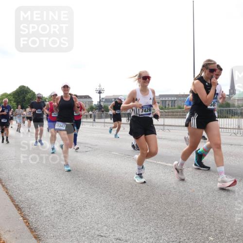 29.06.2025 - hella hamburg halbmarathon Lena Gebhardt http://msf.ph/oto/8405311 29.06.2025 10:24:16 Lombardsbrücke 1389, 4993, 1443, 11347, 7426, 50, 1005, 1009, 1064, 1389, 1444, 1545, 2132, 2477, 2489, 3013, 3185, 3285, 3421, 3579, 3786, 4122, 4162, 4464, 4597, 4684, 4719, 4990, 4993, 5039, 5055, 5258, 5260, 5358, 5661, 5954, 6478, 6524, 6526, 7013, 7426, 7528, 7920, 7975, 8141, 8149, 8167, 8187, 8297, 8502, 8717, 9063, 9217, 9603, 11044, 11306, 11347, 11415, 11454, 12210, 13111, 13113, 13380, 13573, 13638, 13711, 14143 meine-sportfotos.de