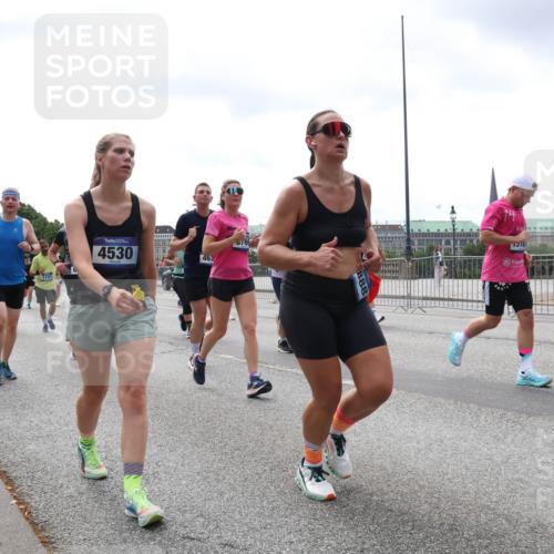 29.06.2025 - hella hamburg halbmarathon Lena Gebhardt http://msf.ph/oto/8405315 29.06.2025 10:41:14 Lombardsbrücke 4775, 15953, 1731, 4530, 463, 0769, 3694, 1317, 1536, 1542, 1731, 2229, 2258, 2299, 2805, 2858, 3344, 3432, 3532, 3533, 3623, 3694, 4234, 4412, 4415, 4530, 4610, 4638, 4774, 4775, 5086, 5225, 5549, 5688, 5689, 5753, 5928, 5942, 6088, 6098, 6250, 6289, 6474, 6793, 6842, 6894, 7022, 7023, 7293, 7661, 7821, 7829, 8053, 8054, 8293, 8385, 8429, 8430, 8586, 8751, 8769, 8878, 8992, 9009, 9237, 9962, 10181, 10269, 10348, 10407, 10483, 10644, 10835, 11053, 11166 meine-sportfotos.de
