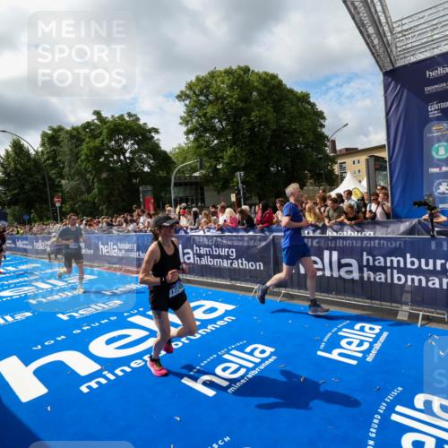 29.06.2025 - hella hamburg halbmarathon Zöllner http://msf.ph/oto/8405318 29.06.2025 10:40:31 Ziel 6649, 7284, 8966, 10978, 11767, 12540, 14924, 15164, 15247, 17214, 17245, 17916 meine-sportfotos.de