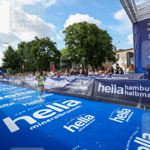 29.06.2025 - hella hamburg halbmarathon Zöllner http://msf.ph/oto/8405323 29.06.2025 10:04:33 Ziel 58, 59 meine-sportfotos.de