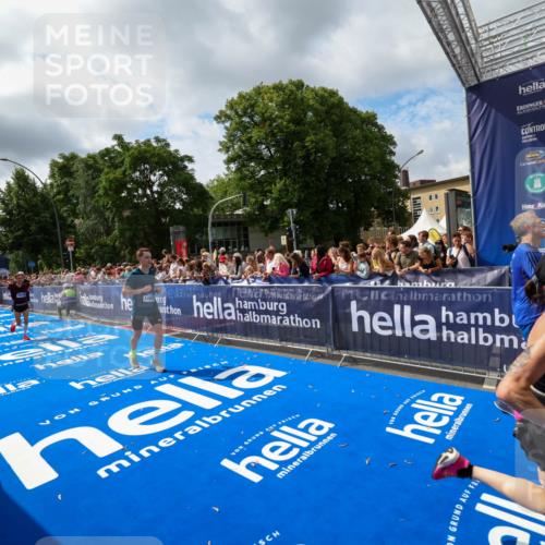 29.06.2025 - hella hamburg halbmarathon Zöllner http://msf.ph/oto/8405345 29.06.2025 10:40:31 Ziel 6649, 7284, 8966, 10978, 11767, 12540, 14924, 15164, 15247, 17214, 17245, 17916 meine-sportfotos.de
