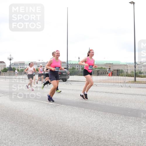 29.06.2025 - hella hamburg halbmarathon Lena Gebhardt http://msf.ph/oto/8405347 29.06.2025 10:58:37 Lombardsbrücke 7870, 12024, 12023, 1001, 1326, 1365, 1380, 1514, 1646, 1845, 2043, 2273, 2275, 2449, 2649, 2929, 3416, 3540, 3565, 3868, 4042, 4043, 4117, 4225, 4294, 5104, 5159, 5655, 5732, 5782, 5988, 6010, 6330, 6341, 6554, 6588, 6633, 6638, 6702, 6825, 6927, 7095, 7096, 7262, 7443, 7617, 7664, 7783, 7870, 7933, 7957, 7967, 8076, 8439, 8440, 8441, 8442, 8489, 8592, 8701, 8752, 8888, 9123, 9221, 9225, 9239, 9563, 9636, 9889, 9960, 9982, 10498 meine-sportfotos.de