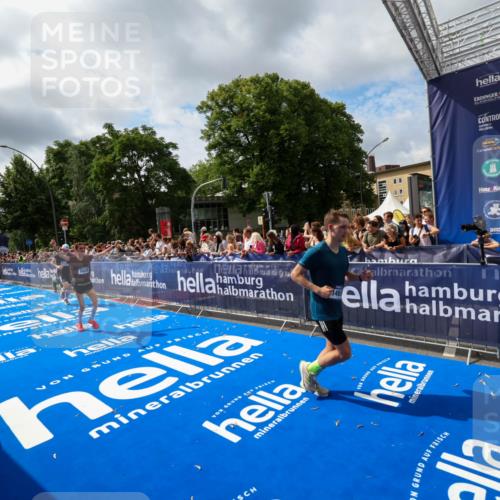 29.06.2025 - hella hamburg halbmarathon Zöllner http://msf.ph/oto/8405356 29.06.2025 10:40:32 Ziel 6649, 7284, 8966, 10978, 11767, 12365, 12540, 14924, 15164, 15247, 17214, 17245, 18192 meine-sportfotos.de