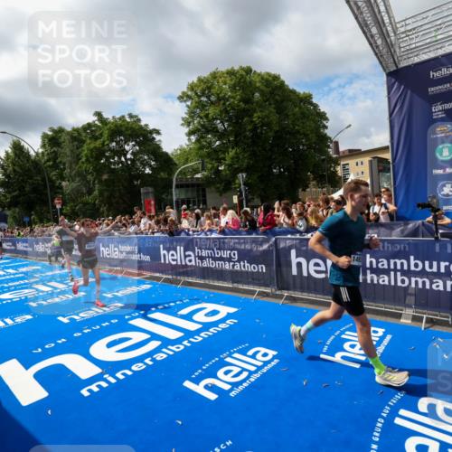 29.06.2025 - hella hamburg halbmarathon Zöllner http://msf.ph/oto/8405364 29.06.2025 10:40:33 Ziel 6649, 7284, 8966, 10978, 11767, 12365, 12540, 14924, 15164, 15247, 17214, 18192 meine-sportfotos.de