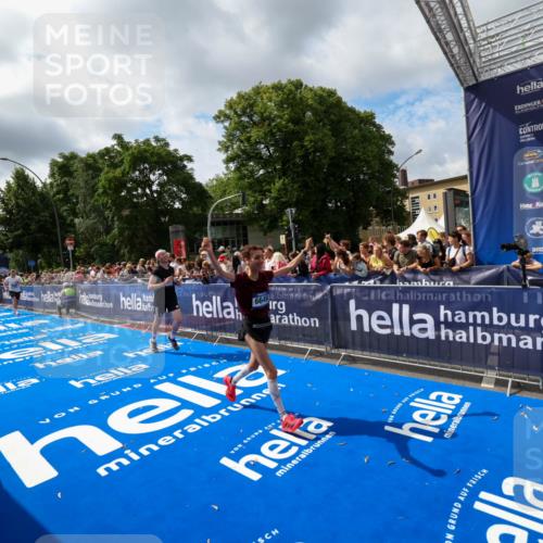 29.06.2025 - hella hamburg halbmarathon Zöllner http://msf.ph/oto/8405384 29.06.2025 10:40:33 Ziel 6649, 7284, 8966, 10978, 11767, 12365, 12540, 14924, 15164, 15247, 17214, 18192 meine-sportfotos.de