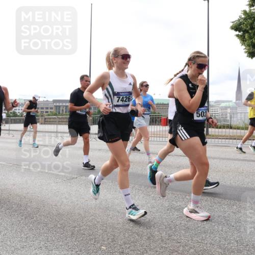 29.06.2025 - hella hamburg halbmarathon Lena Gebhardt http://msf.ph/oto/8405388 29.06.2025 10:24:16 Lombardsbrücke 443, 11347, 1686, 4824, 7426, 503, 1005, 1009, 1064, 1389, 1444, 1545, 2132, 2477, 2489, 3013, 3185, 3285, 3421, 3579, 3786, 4122, 4162, 4464, 4597, 4684, 4719, 4990, 4993, 5039, 5055, 5258, 5260, 5358, 5661, 5954, 6478, 6524, 6526, 7013, 7426, 7528, 7920, 7975, 8141, 8149, 8167, 8187, 8297, 8502, 8717, 9063, 9217, 9603, 11044, 11306, 11347, 11415, 11454, 12210, 13111, 13113, 13380, 13573, 13638, 13711, 14143 meine-sportfotos.de