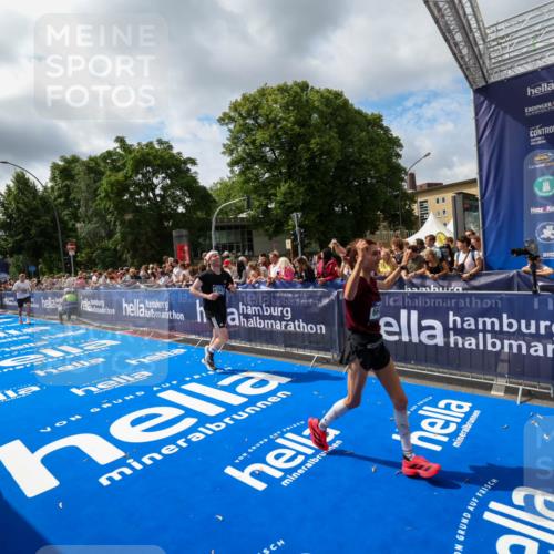 29.06.2025 - hella hamburg halbmarathon Zöllner http://msf.ph/oto/8405393 29.06.2025 10:40:34 Ziel 6649, 7284, 8966, 10978, 11767, 12365, 12540, 15015, 15164, 15247, 17214, 18192 meine-sportfotos.de
