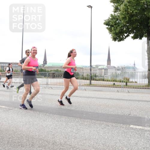 29.06.2025 - hella hamburg halbmarathon Lena Gebhardt http://msf.ph/oto/8405397 29.06.2025 10:58:38 Lombardsbrücke 1202, 1001, 1326, 1365, 1380, 1514, 1646, 1845, 2043, 2057, 2273, 2275, 2449, 2649, 2929, 3416, 3540, 3565, 3868, 4042, 4043, 4117, 4225, 4294, 5104, 5159, 5655, 5732, 5782, 5988, 6010, 6330, 6341, 6554, 6588, 6633, 6638, 6702, 6825, 6927, 7095, 7096, 7262, 7443, 7617, 7664, 7783, 7870, 7933, 7957, 7967, 8076, 8441, 8489, 8592, 8701, 8752, 8888, 9123, 9221, 9225, 9239, 9563, 9636, 9889, 9960, 9982, 10498 meine-sportfotos.de