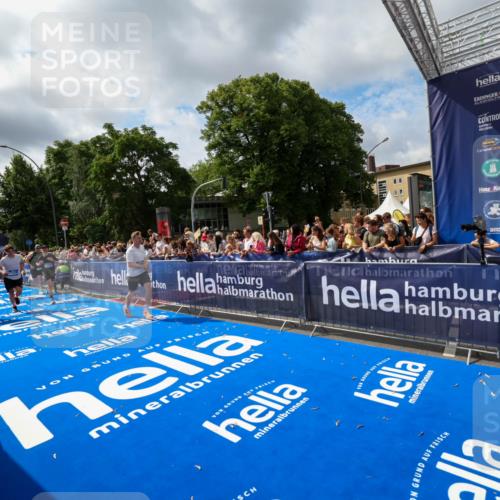 29.06.2025 - hella hamburg halbmarathon Zöllner http://msf.ph/oto/8405409 29.06.2025 10:40:36 Ziel 7284, 8966, 10978, 11767, 12365, 12540, 15015, 15164, 15542, 17214, 17724, 18192 meine-sportfotos.de