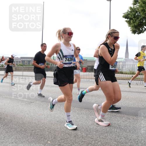 29.06.2025 - hella hamburg halbmarathon Lena Gebhardt http://msf.ph/oto/8405413 29.06.2025 10:24:16 Lombardsbrücke 154, 11347, 7426, 503, 1005, 1009, 1064, 1389, 1444, 1545, 2132, 2477, 2489, 3013, 3185, 3285, 3421, 3579, 3786, 4122, 4162, 4464, 4597, 4684, 4719, 4990, 4993, 5039, 5055, 5258, 5260, 5358, 5661, 5954, 6478, 6524, 6526, 7013, 7426, 7528, 7920, 7975, 8141, 8149, 8167, 8187, 8297, 8502, 8717, 9063, 9217, 9603, 11044, 11306, 11347, 11415, 11454, 12210, 13111, 13113, 13380, 13573, 13638, 13711, 14143 meine-sportfotos.de