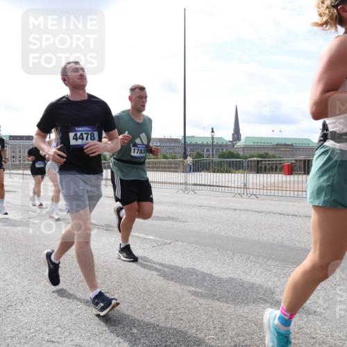 29.06.2025 - hella hamburg halbmarathon Lena Gebhardt http://msf.ph/oto/8405419 29.06.2025 10:16:36 Lombardsbrücke 10076, 12911, 7358, 10575, 4478, 17838, 175, 1117, 1212, 1240, 1244, 1403, 1599, 1602, 1825, 2347, 2803, 2835, 2912, 3030, 3088, 3134, 3156, 3176, 3450, 3484, 3648, 3687, 4478, 4583, 4637, 5036, 5037, 5294, 6024, 6328, 6488, 6742, 6941, 6948, 7158, 7358, 7360, 7753, 8274, 8295, 8317, 8597, 8619, 8645, 8707, 8847, 8857, 9091, 9208, 9332, 9492, 9601, 9628, 9664, 9676, 9802, 9810, 9881, 10076, 10107, 10139, 10141, 10183, 10232, 10292, 10844, 10990, 11344, 11345 meine-sportfotos.de