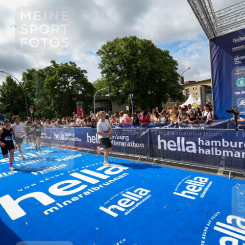 29.06.2025 - hella hamburg halbmarathon Zöllner http://msf.ph/oto/8405441 29.06.2025 10:40:36 Ziel 7284, 8966, 10978, 11767, 12365, 12540, 15015, 15164, 15542, 17214, 17724, 18192 meine-sportfotos.de