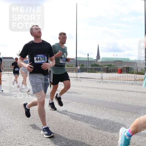 29.06.2025 - hella hamburg halbmarathon Lena Gebhardt http://msf.ph/oto/8405450 29.06.2025 10:16:36 Lombardsbrücke 10076, 16100, 12911, 7358, 10575, 3687, 4478, 1783, 1117, 1212, 1240, 1244, 1403, 1599, 1602, 1825, 2347, 2803, 2835, 2912, 3030, 3088, 3134, 3156, 3176, 3450, 3484, 3648, 3687, 4478, 4583, 4637, 5036, 5037, 5294, 6024, 6328, 6488, 6742, 6941, 6948, 7158, 7358, 7360, 7753, 8274, 8295, 8317, 8597, 8619, 8645, 8707, 8847, 8857, 9091, 9208, 9332, 9492, 9601, 9628, 9664, 9676, 9802, 9810, 9881, 10076, 10107, 10139, 10141, 10183, 10232, 10292, 10844, 10990, 11344, 11345 meine-sportfotos.de
