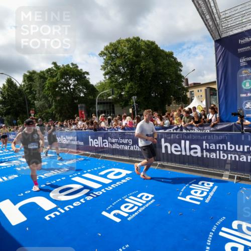 29.06.2025 - hella hamburg halbmarathon Zöllner http://msf.ph/oto/8405457 29.06.2025 10:40:37 Ziel 1912, 7284, 8966, 10978, 11767, 12365, 12540, 15015, 15164, 15542, 17214, 17724, 18192 meine-sportfotos.de