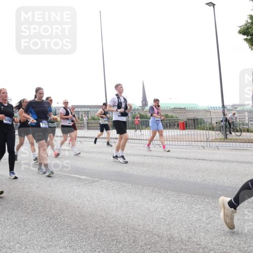 29.06.2025 - hella hamburg halbmarathon Lena Gebhardt http://msf.ph/oto/8405459 29.06.2025 10:50:21 Lombardsbrücke 17256, 168, 4090, 7339, 22, 1259, 1487, 1511, 1828, 2047, 3203, 3680, 3701, 3710, 3805, 3897, 4090, 4168, 4870, 4961, 5119, 5131, 5749, 5751, 5997, 6680, 6830, 7505, 7677, 7721, 7722, 7755, 8254, 8299, 8834, 9015, 9605, 9940, 10060, 10286, 10617, 10683, 10744, 11030, 11426, 11696, 11716, 11760, 12079, 13127, 13128, 13309, 13381, 13744, 13846, 13887, 14102, 14144, 14505, 14591, 14940, 15017, 15230, 15416, 15626 meine-sportfotos.de