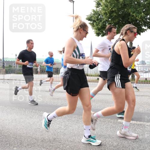 29.06.2025 - hella hamburg halbmarathon Lena Gebhardt http://msf.ph/oto/8405461 29.06.2025 10:24:17 Lombardsbrücke 11347, 14824, 7, 1005, 1009, 1064, 1389, 1395, 1444, 1545, 2132, 2477, 2489, 3013, 3053, 3185, 3285, 3421, 3579, 3786, 4111, 4122, 4162, 4464, 4597, 4684, 4719, 4990, 4993, 5039, 5055, 5138, 5258, 5260, 5358, 5661, 5954, 6478, 6524, 6526, 7013, 7426, 7528, 7920, 7975, 8141, 8149, 8167, 8187, 8297, 8502, 8717, 9063, 9217, 9603, 11044, 11306, 11347, 11415, 12210, 13111, 13113, 13380, 13573, 13638, 13711, 14143 meine-sportfotos.de