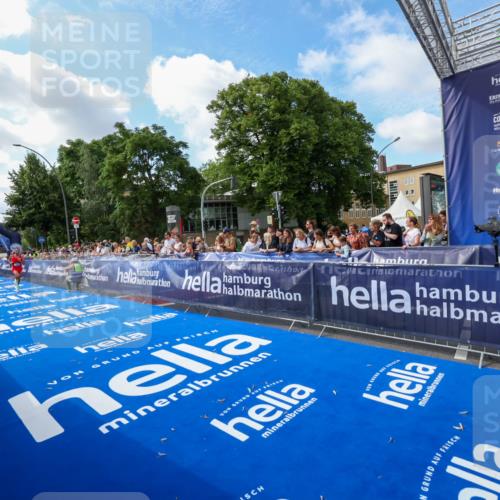 29.06.2025 - hella hamburg halbmarathon Zöllner http://msf.ph/oto/8405469 29.06.2025 10:05:13 Ziel 21, 20052, 20518 meine-sportfotos.de